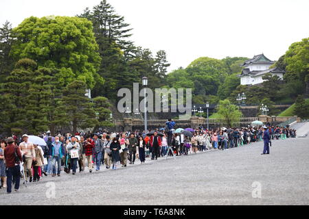 Menschen versammeln sich außerhalb der Kaiserpalast in Tokio, Japan, am 30. April 2019, dem letzten Tag der Heisei Ära. Credit: Naoki Nishimura/LBA/Alamy leben Nachrichten Stockfoto