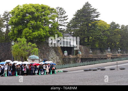 Menschen versammeln sich außerhalb der Kaiserpalast in Tokio, Japan, am 30. April 2019, dem letzten Tag der Heisei Ära. Credit: Naoki Nishimura/LBA/Alamy leben Nachrichten Stockfoto