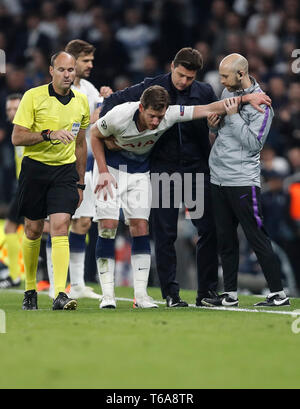 London, Großbritannien. 30 Apr, 2019. Jan Vertonghen (3. R) der Tottenham Hotspur verlässt die Tonhöhe während der UEFA Champions League Halbfinale Hinspiel Fußballspiel zwischen den Tottenham Hotspur und Ajax injuried an der Tottenham Hotspur Stadion in London, Großbritannien am 30. April 2019. Ajax gewann 1:0. Credit: Han Yan/Xinhua/Alamy leben Nachrichten Stockfoto