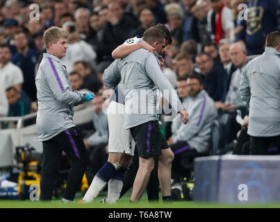 London, Großbritannien. 30 Apr, 2019. Jan Vertonghen (C) von Tottenham Hotspur verlässt die Tonhöhe während der UEFA Champions League Halbfinale Hinspiel Fußballspiel zwischen den Tottenham Hotspur und Ajax injuried an der Tottenham Hotspur Stadion in London, Großbritannien am 30. April 2019. Ajax gewann 1:0. Credit: Han Yan/Xinhua/Alamy leben Nachrichten Stockfoto