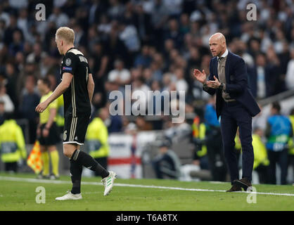 London, Großbritannien. 30 Apr, 2019. Ajax ist Head Coach Erik 10 Hag (R) beauftragt während der UEFA Champions League Halbfinale Hinspiel Fußballspiel zwischen den Tottenham Hotspur und Ajax an der Tottenham Hotspur Stadion in London, Großbritannien am 30. April 2019. Ajax gewann 1:0. Credit: Han Yan/Xinhua/Alamy leben Nachrichten Stockfoto