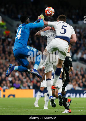 London, Großbritannien. 30 Apr, 2019. Tottenham Hotspur Jan Vertonghen (R) und sein Teamkollege Toby Alderweireld (C) Mias mit Ajax-torwart Andre Onana während der UEFA Champions League Halbfinale Hinspiel Fußballspiel zwischen den Tottenham Hotspur und Ajax an der Tottenham Hotspur Stadion in London, Großbritannien am 30. April 2019. Ajax gewann 1:0. Credit: Han Yan/Xinhua/Alamy leben Nachrichten Stockfoto