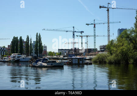 Berlin, Deutschland. 30 Apr, 2019. Panoramaaussicht über den See Rummelsburg auf neue Gebäude und Baukräne auf der Halbinsel Stralau in der Bucht von Rummelsburg. Der Plan für die Entwicklung des Rummelsburger Bucht mit der touristenattraktion "Coral World' genehmigt wurde. Zusätzlich, Büro, privat finanzierten Wohnungen und 110 Mieten-Apartments sind geplant. Foto: Jens Kalaene/dpa-Zentralbild/ZB/dpa/Alamy leben Nachrichten Stockfoto