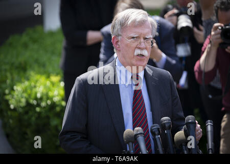 Washington, District of Columbia, USA. 30 Apr, 2019. U.S. National Security Adviser John Bolton sprach mit Reportern am Dienstag, wie das Chaos auf den Straßen von Venezuela, die Er drei älteren Adjutanten die Venezolanische Präsident Nicolas Maduro, die, wie er sagte, müssen gut auf Verpflichtungen, die Sie von der Opposition für einen friedlichen Übergang weg von Maduro, ausgezeichnet. Quelle: Douglas Christian/ZUMA Draht/Alamy leben Nachrichten Stockfoto