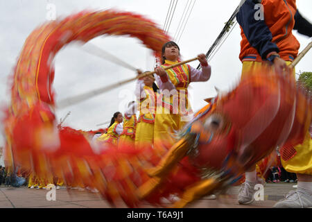 Nanchang, China's Jiangxi Province. 30 Apr, 2019. Darsteller durchführen Dragon dance bei einem Tourismus Messe vor dem Tag Urlaub in Nanchang geöffnet wird, wird die East China Provinz Jiangxi, 30. April 2019. Credit: Peng Zhaozhi/Xinhua/Alamy leben Nachrichten Stockfoto