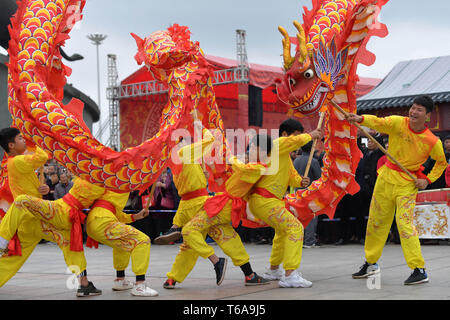 Nanchang, China's Jiangxi Province. 30 Apr, 2019. Darsteller durchführen Dragon dance bei einem Tourismus Messe vor dem Tag Urlaub in Nanchang geöffnet wird, wird die East China Provinz Jiangxi, 30. April 2019. Credit: Peng Zhaozhi/Xinhua/Alamy leben Nachrichten Stockfoto