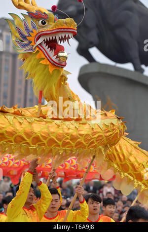 Nanchang, China's Jiangxi Province. 30 Apr, 2019. Darsteller durchführen Dragon dance bei einem Tourismus Messe vor dem Tag Urlaub in Nanchang geöffnet wird, wird die East China Provinz Jiangxi, 30. April 2019. Credit: Peng Zhaozhi/Xinhua/Alamy leben Nachrichten Stockfoto