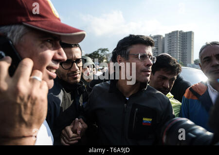 Politische Gefangene von maduros Regime, Leopoldo Lopez, ist in den Straßen, nachdem er von seinem Haus durch den Geheimdienst verhaftet freigegeben wird gesehen, die gegen die Regierung bei einem Militärputsch in Caracas. Venezolanischen Militärs, die Unterstützung der venezolanischen Opposition leader Juan Guaido sind auf die Strasse mit ihren Waffen zusammen mit der Regierung die Demonstranten in einem Militärputsch gegen die sozialistische Regierung unter der Führung von Präsident Nicolas Maduro. Stockfoto