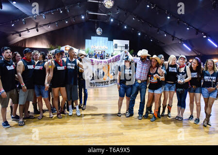 Indio, Kalifornien - April 27, 2019 Rt 91 Überlebenden mit einem Schild, Liebe gewinnt bei Stagecoach Country Music Festival. Stockfoto