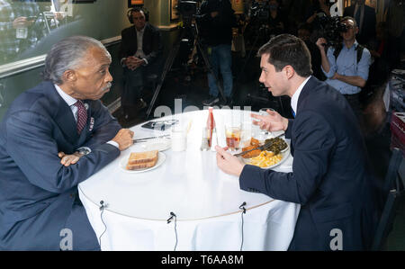 New York, NY - 29. April 2019: Reverend Al Sharpton ein Mittagessen mit South Bend, IN Bürgermeister Peter Buttigieg hoffnungsvoll für die Präsidentschaftskandidatur der Demokratischen Partei bei Sylviaâ € ™ s Restaurant in Harlem Stockfoto