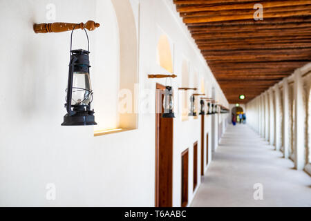 Landschaft Foto einer Reihe von Kerosin Lampe in einer der open-air-Korridor bilden eine Perspektive im Qasr Al-Hosn Fort in Abu Dhabi, Un Stockfoto