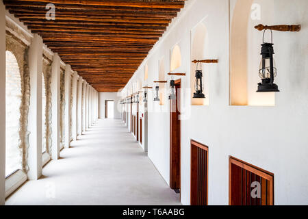 Landschaft Foto einer Reihe von Kerosin Lampe in einer der open-air-Korridor bilden eine Perspektive mit niemand im Qasr Al-Hosn Fort in einem Stockfoto