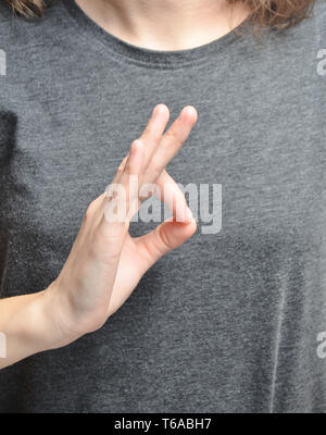 Das Symbol 'okay' von den Fingern der Hand einer Frau. Das Symbol des Gleichgewichts. Stockfoto