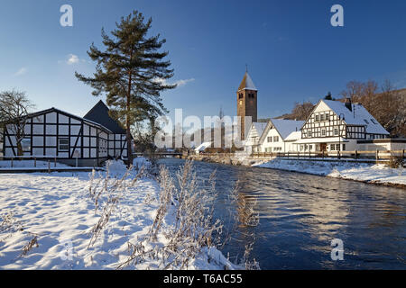 Winterlandschaft an der Lenne in Saalhausen mit St. Jodokus Kirche, Saalhausen, Lennestadt, Deutschland Stockfoto