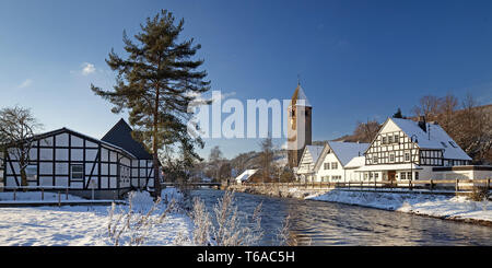 Winterlandschaft an der Lenne in Saalhausen mit St. Jodokus Kirche, Saalhausen, Lennestadt, Deutschland Stockfoto