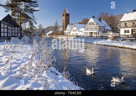 Winterlandschaft an der Lenne in Saalhausen mit St. Jodokus Kirche, Deutschland, Nordrhein-Westfalen Stockfoto