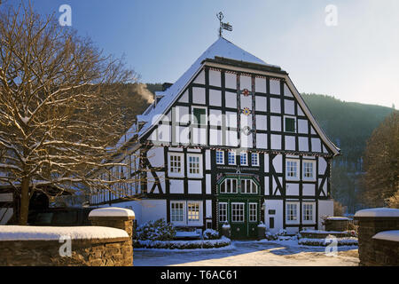 Fachwerkhaus in Saalhausen, Deutschland, Nordrhein-Westfalen, Sauerland, Lennestadt Stockfoto