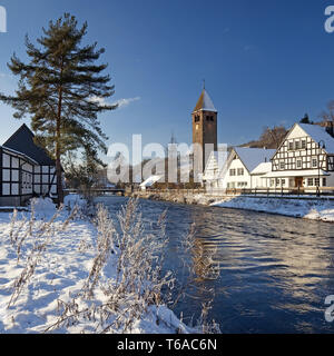 Winterlandschaft an der Lenne in Saalhausen mit St. Jodokus Kirche, Saalhausen, Lennestadt, Deutschland Stockfoto