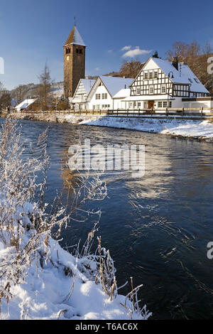 Winterlandschaft an der Lenne in Saalhausen mit St. Jodokus Kirche, Saalhausen, Lennestadt, Deutschland Stockfoto