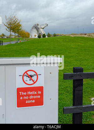 Helix Park, Schottland, Vereinigtes Königreich 2018 - Kein Drone flying zone Schild vor den Toren von Helix Park, Schottland, UK mit dem Aufbau Digital zwei große Pferd sculpt Stockfoto