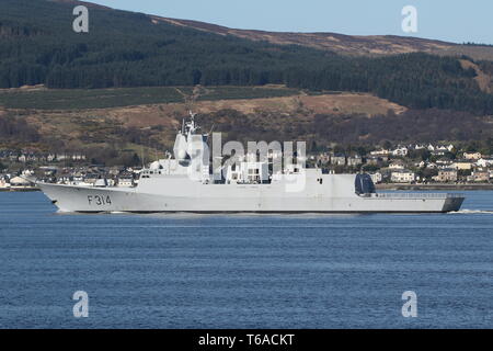 KNM Thor Heyerdahl (F 314), eine Fridtjof Nansen-Klasse Fregatte, die von der norwegischen Marine betrieben, vorbei an Gourock zu Beginn der Übung gemeinsame Krieger 19-1 Stockfoto