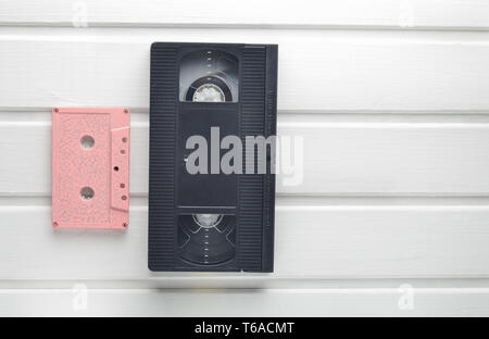 Video und Audio Kassette auf eine weiße Holztisch. Retro Video- und Audiotechnik. Ansicht von oben. Stockfoto