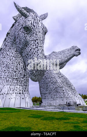 Helix Park, Schottland, 2018 - zwei Menschen Spaziergang unter den Aufbau Digital großes Pferd Skulpturen von Andy Scott, ein Beispiel für Kunst im öffentlichen Raum von uk lottery Mon finanziert Stockfoto