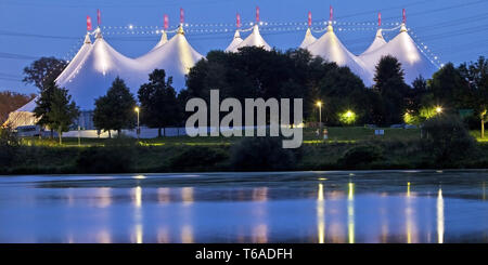 Zelt Festival Ruhr in der Nähe Kemnader Stausee am Abend, Bochum, Ruhrgebiet, Deutschland, Europa Stockfoto