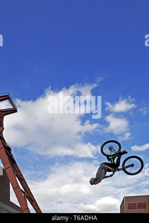 Jumping BMX rider vor kopfbedeckungen der Zeche Zollverein, Essen, Ruhrgebiet, Deutschland, Europa Stockfoto