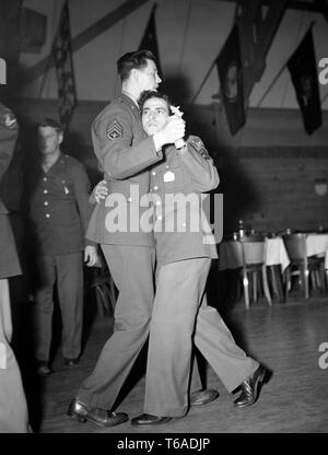 Zwei US Army Air Force Soldaten bilden für den Mangel an Frauen und Zusammen tanzen auf der Basis im Südpazifik während des Zweiten Weltkrieges, Ca. 1943. Stockfoto