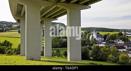 Bleche Dorf und Autobahn A45 Brücke, Drolshagen, Sauerland, Noth Nordrhein-Westfalen, Deutschland Stockfoto