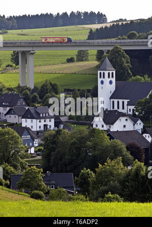 Bleche Dorf und Autobahn A45 Brücke, Drolshagen, Sauerland, Noth Nordrhein-Westfalen, Deutschland Stockfoto