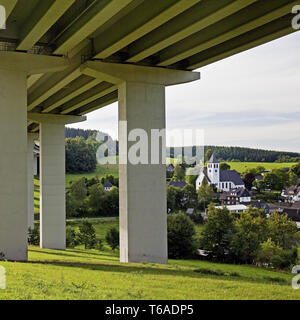 Bleche Dorf und Autobahn A45 Brücke, Drolshagen, Sauerland, Noth Nordrhein-Westfalen, Deutschland Stockfoto