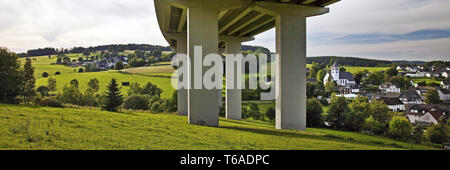 Bleche Dorf und Autobahn A45 Brücke, Drolshagen, Sauerland, Noth Nordrhein-Westfalen, Deutschland Stockfoto