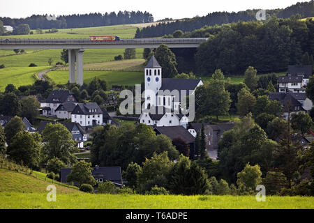 Bleche Dorf und Autobahn A45 Brücke, Drolshagen, Sauerland, Noth Nordrhein-Westfalen, Deutschland Stockfoto