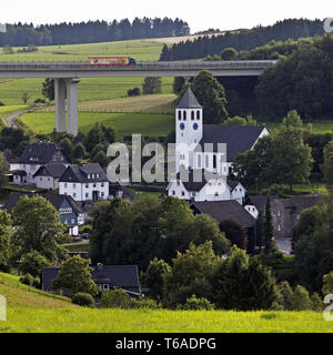 Bleche Dorf und Autobahn A45 Brücke, Drolshagen, Sauerland, Noth Nordrhein-Westfalen, Deutschland Stockfoto