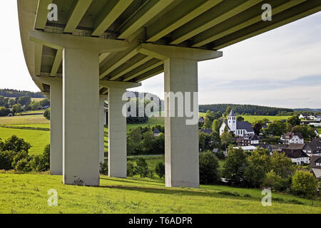 Bleche Dorf und Autobahn A45 Brücke, Drolshagen, Sauerland, Noth Nordrhein-Westfalen, Deutschland Stockfoto