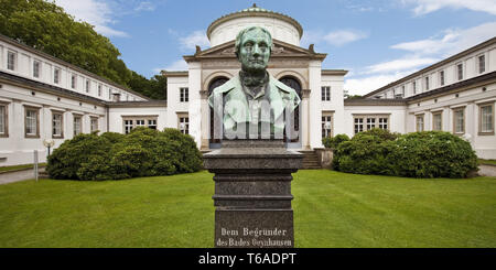 Büste von Karl von Oeynhausen vor Badehaus 1 im Kurpark, Bad Oeynhausen, Deutschland Stockfoto