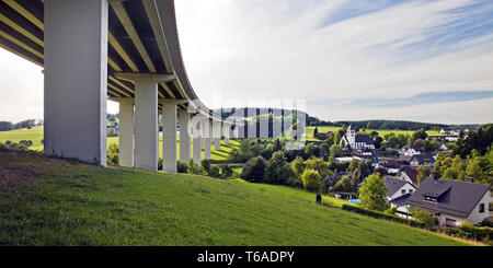 Bleche Dorf und Autobahn A45 Brücke, Drolshagen, Sauerland, Noth Nordrhein-Westfalen, Deutschland Stockfoto