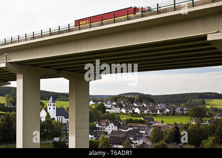 Bleche Dorf und Autobahn A45 Brücke, Drolshagen, Sauerland, Noth Nordrhein-Westfalen, Deutschland Stockfoto