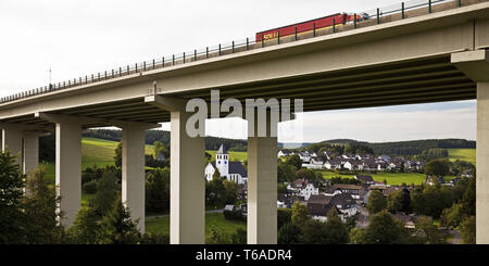 Bleche Dorf und Autobahn A45 Brücke, Drolshagen, Sauerland, Noth Nordrhein-Westfalen, Deutschland Stockfoto