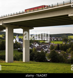 Bleche Dorf und Autobahn A45 Brücke, Drolshagen, Sauerland, Noth Nordrhein-Westfalen, Deutschland Stockfoto