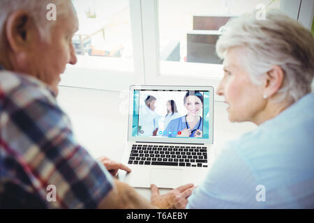 Zusammengesetztes Bild zuversichtlich Krankenschwester stehend zusammen mit ihrem Team im Hintergrund Stockfoto