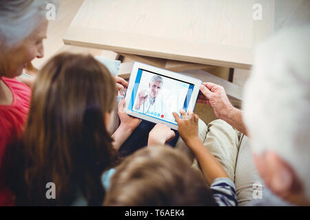 Zusammengesetztes Bild glücklich Arzt lächelnd in die Kamera und zeigt seine Stethoskop Stockfoto