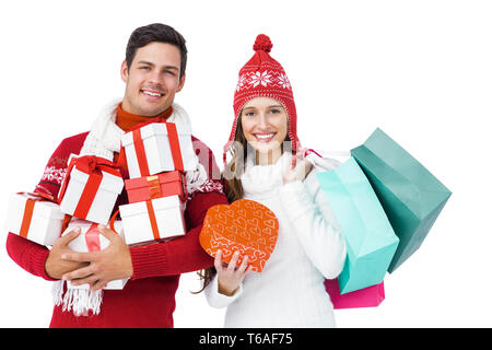 Brautpaar mit Winterkleidung holding Geschenkkartons und Tragetaschen Stockfoto
