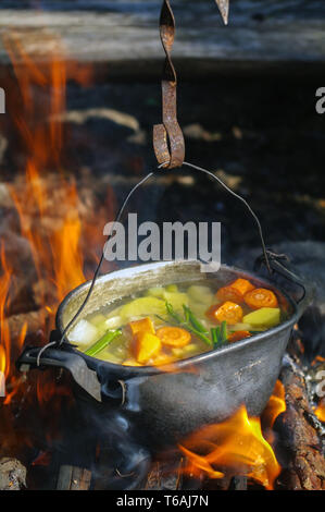 Gemüse in einem Topf über Feuer auf die Art zubereitet Stockfoto