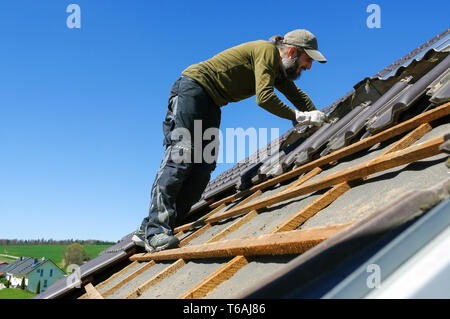 Dachdecker Fliese auf dem Dach Stockfoto