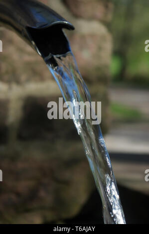 Nahaufnahme von fließendem Wasser aus einem Metall Hahn Stockfoto