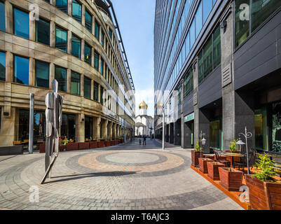 Kirche St. Nikolaus und Bürogebäuden in Moskau. Russland Stockfoto