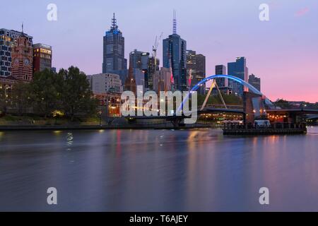 Skyline von Melbourne und Flinders Street Station über den Fluss Yarra bei Sonnenaufgang, als von Southbank gesehen Stockfoto
